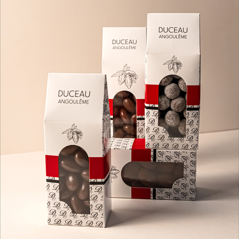 Assortiment de noisettes au lait fait main par la chocolaterie Duceau à Angoulême