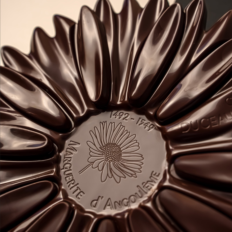 Marguerite en chocolat signature estampillée Marguerite d'Angoulême