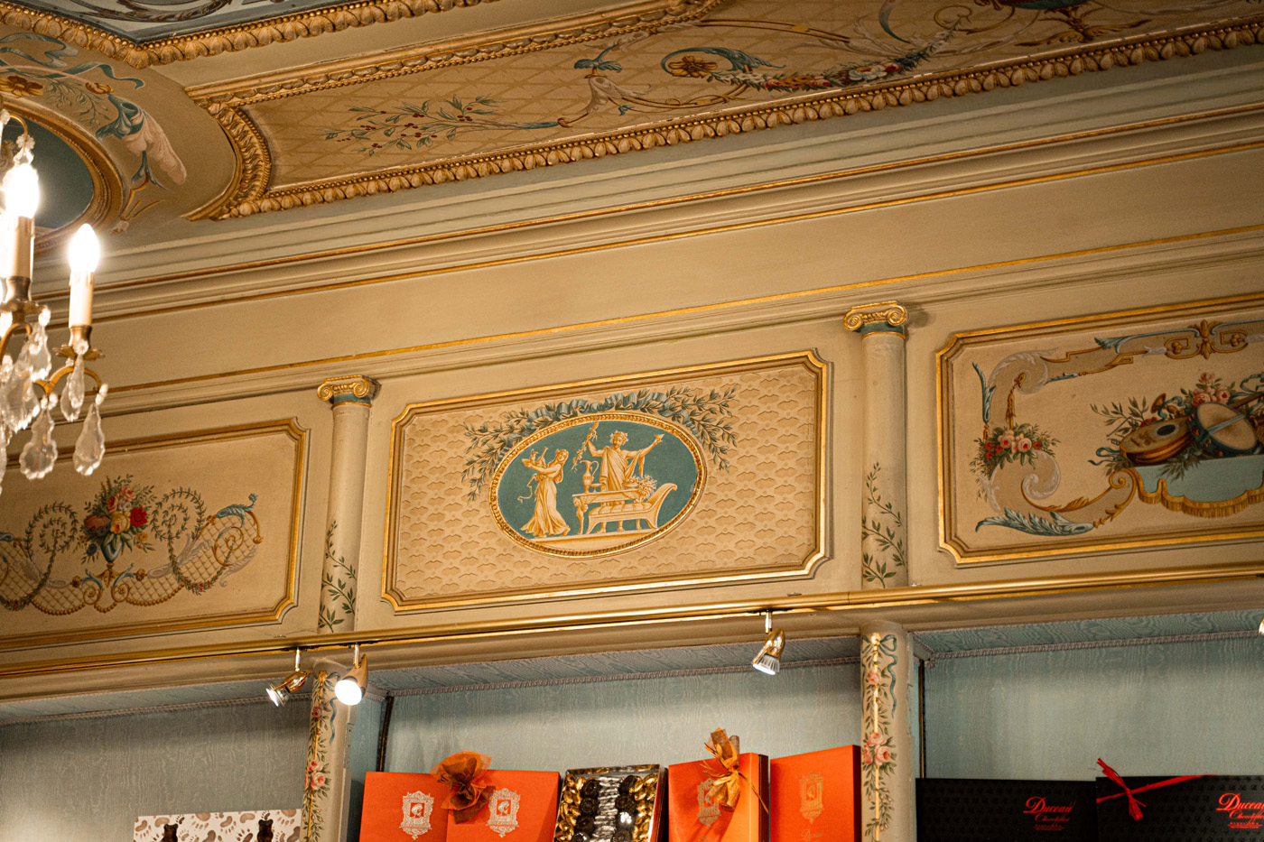 Fresque peinte situé à l'intérieur de la chocolaterie Duceau à Angoulême
