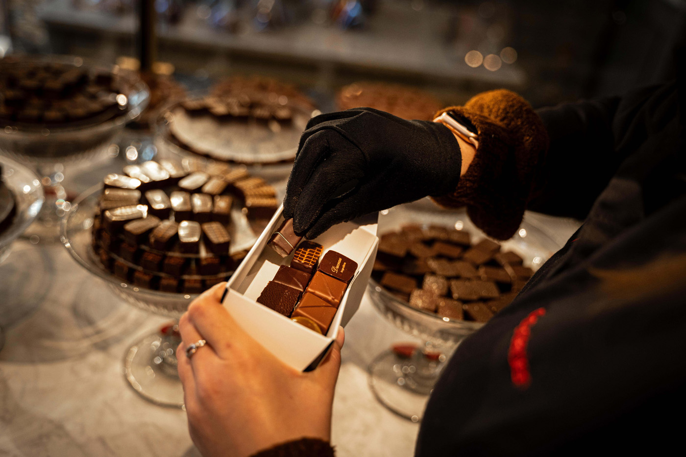 Disposition de chocolat dans une boîte de ballotin