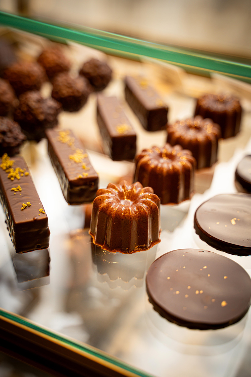 Miniardises en chocolat, cannelés, ...